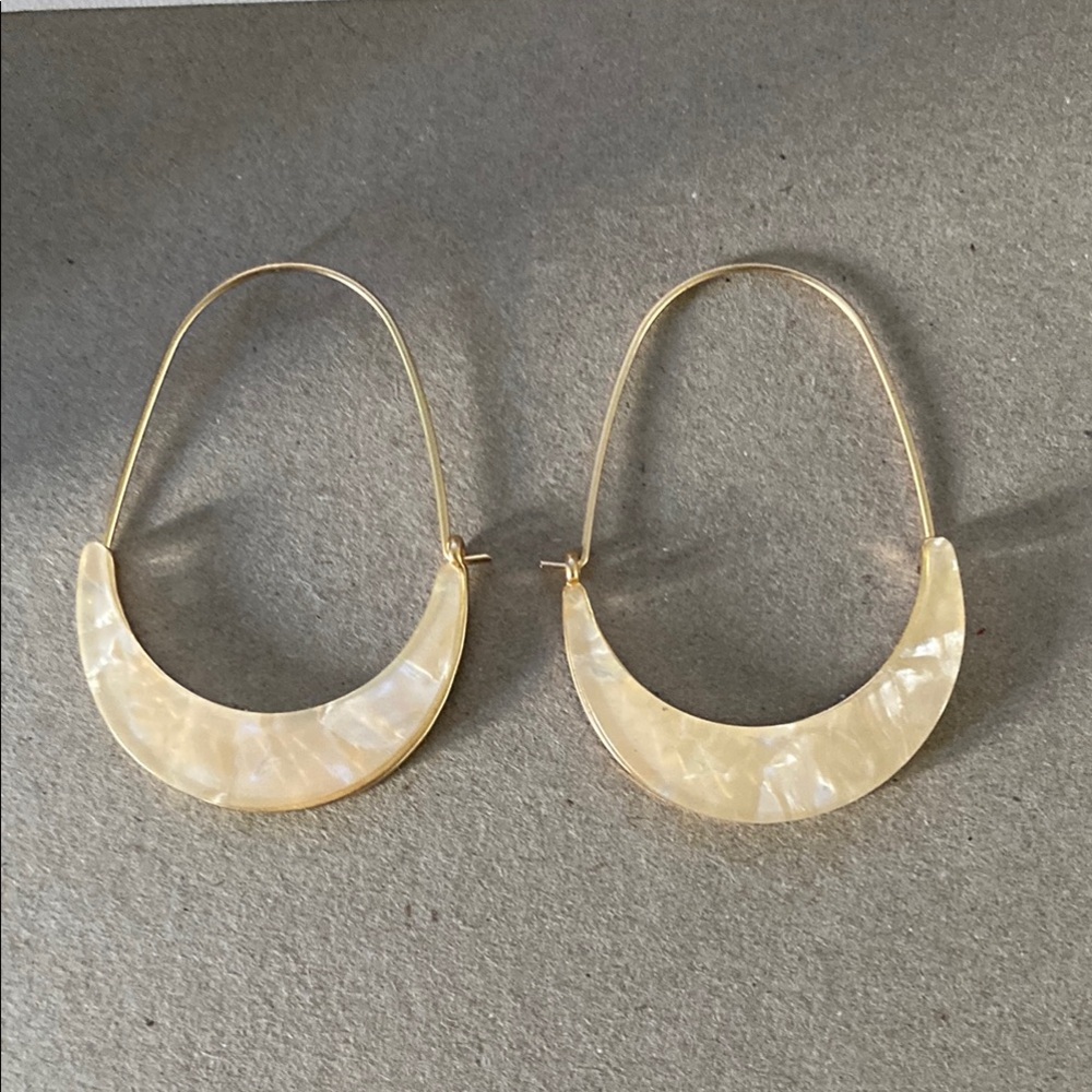 Francesca's Collections Cream and Gold Teardrop Earrings